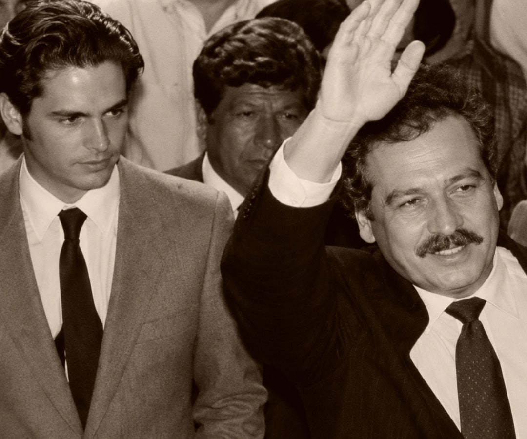 Esta imagen generada con IA recrea la fotografía original capturada el día del magnicidio de Luis Carlos Galán.