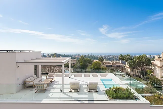 Desde la terraza superior, Marbella se extiende hasta el Mediterráneo. Casi 600 metros cuadrados de exterior para disfrutar de los atardeceres mientras te refrescas en el jacuzzi de la villa