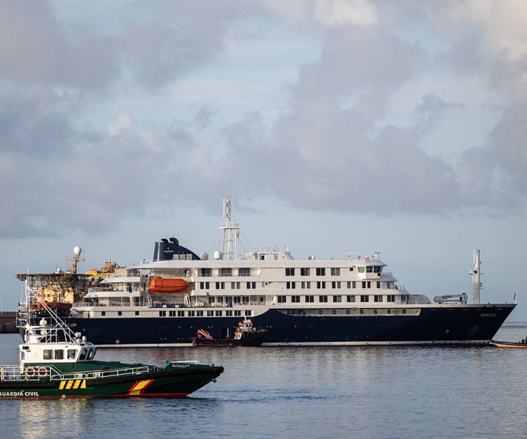 Embarcaciones de la Guardia Civil rodean al MV Hondius tras su llegada al puerto de Granadilla