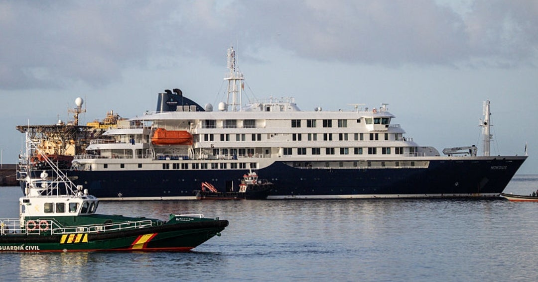 El crucero afectado por el hantavirus comenzó su evacuación en las Islas Canarias