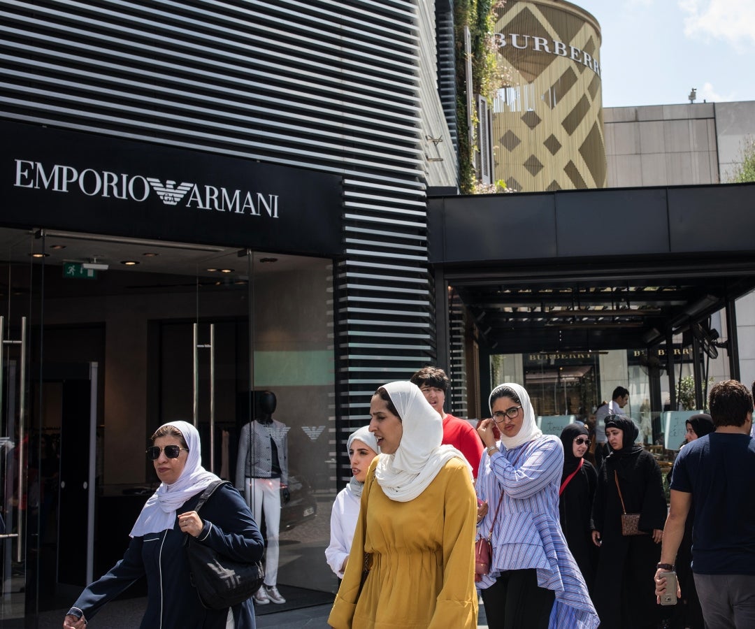 Compradores pasaron frente a las tiendas de lujo Emporio Armani, operada por Giorgio Armani SpA