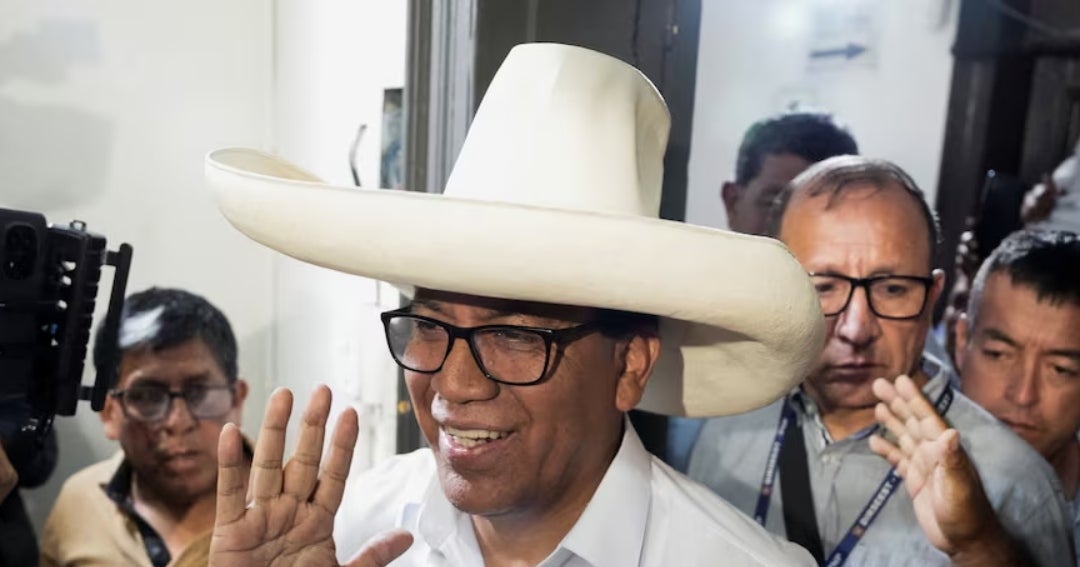 Candidato izquierdista de Perú arma equipo económico liderado por técnico de Castillo