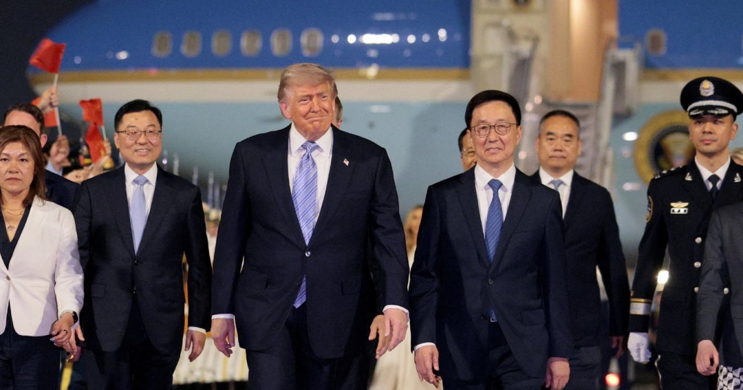 Trump aterriza en China para cumbre comercial mientras Irán se cierne sobre ellos