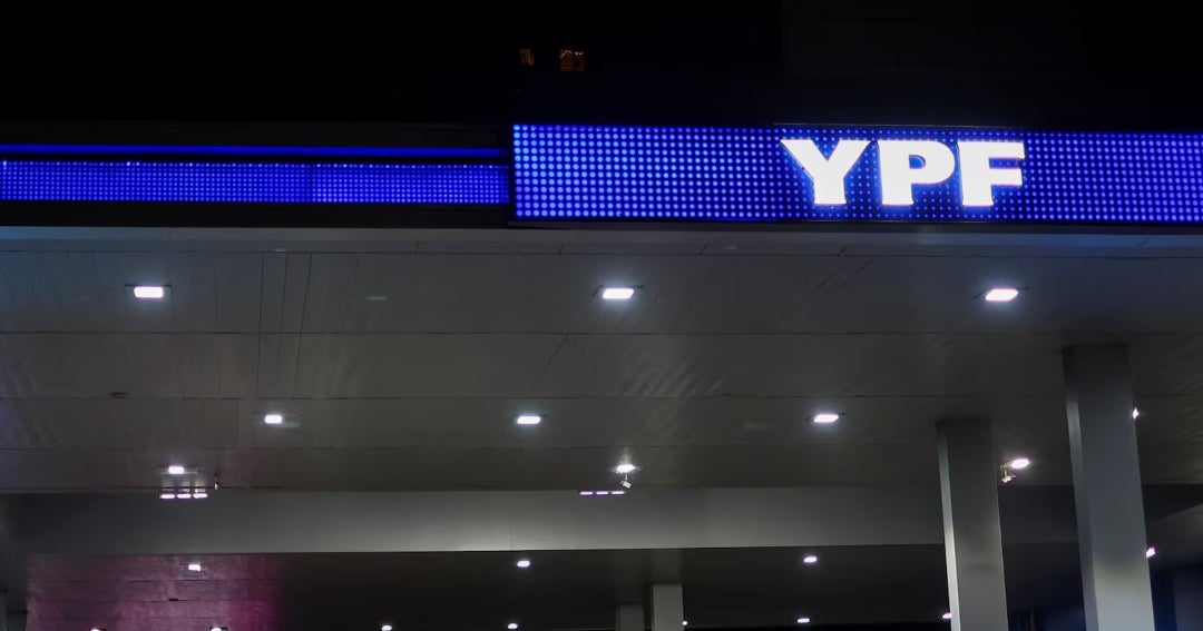 Petrolera YPF de Argentina ajustará precios de combustibles 1% a partir del 14 mayo