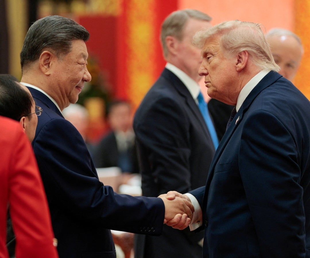 El presidente chino Xi Jinping y el presidente estadounidense Donald Trump se dan la mano en un banquete de Estado en el Gran Salón del Pueblo en Pekín