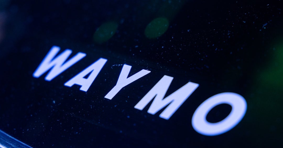Waymo suspende servicio debido a que los robotaxis se ven afectados por inundaciones