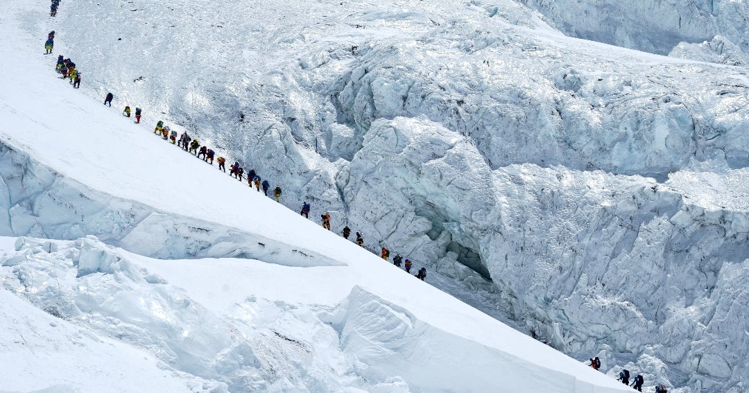 Récord en Everest, 274 personas hacen cumbre en la jornada más concurrida de su historia