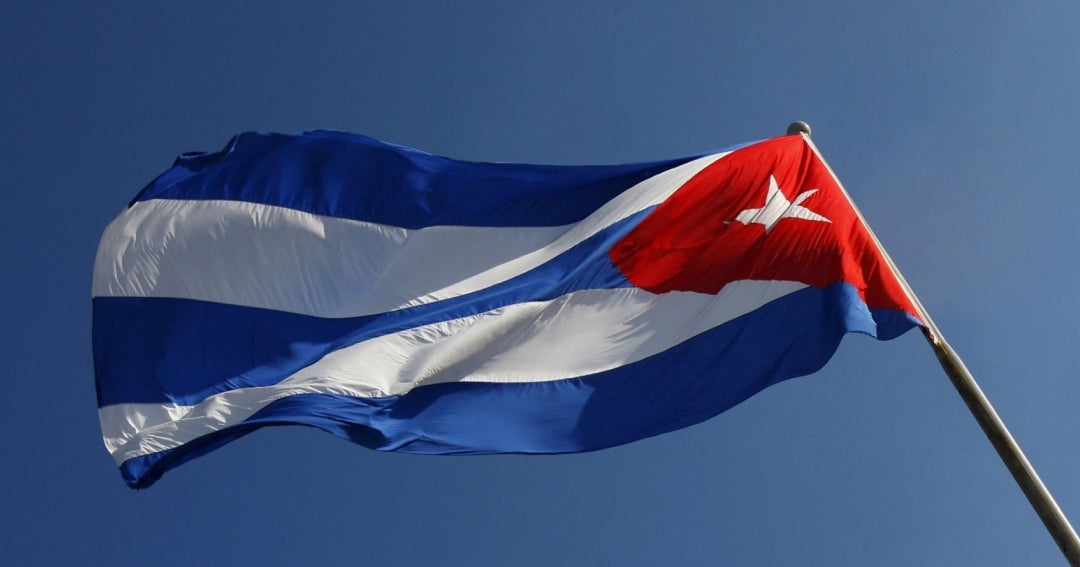 Cubanos se reúnen ante embajada de EE.UU. para protestar por cargos contra Raúl Castro