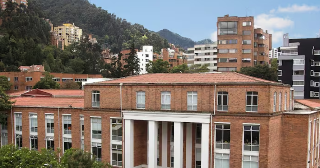 Aefe anunció suspensión temporal del rector del Liceo Francés en medio de denuncias