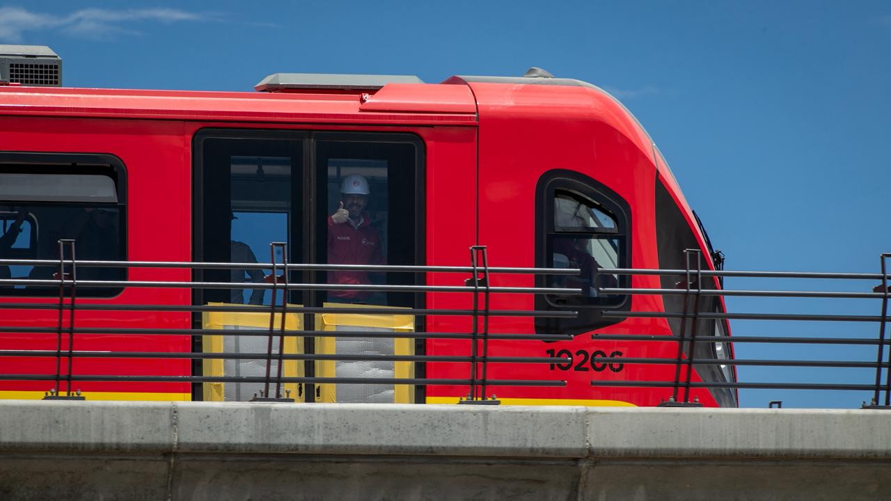 Tren de la Línea 1 del Metro de Bogotá sobre viaducto