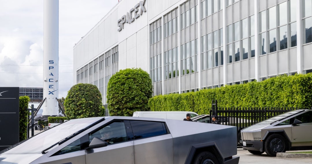 La fusión entre SpaceX y Tesla es "solo cuestión de tiempo", afirma un inversor inicial