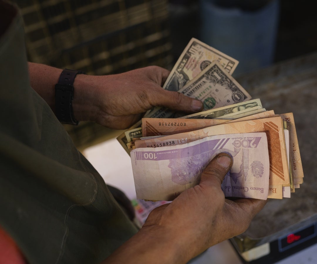 Los venezolanos respaldan la dolarización para frenar la tasa de inflación de 600%
