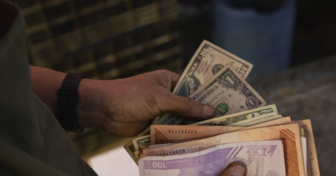 Los venezolanos respaldan la dolarización para frenar la tasa de inflación de 600%
