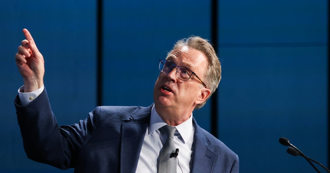 Williams, de la FED, bromea diciendo que IA no quitará empleo a los economistas
