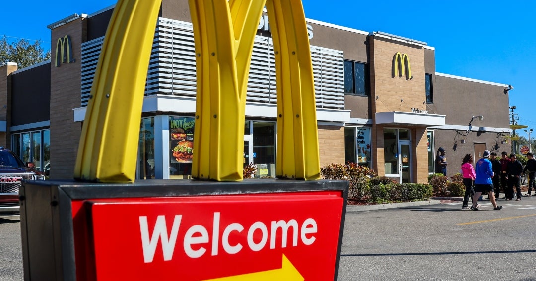 McDonald's remodela locales y apuesta por alitas de pollo para sofisticar su imagen