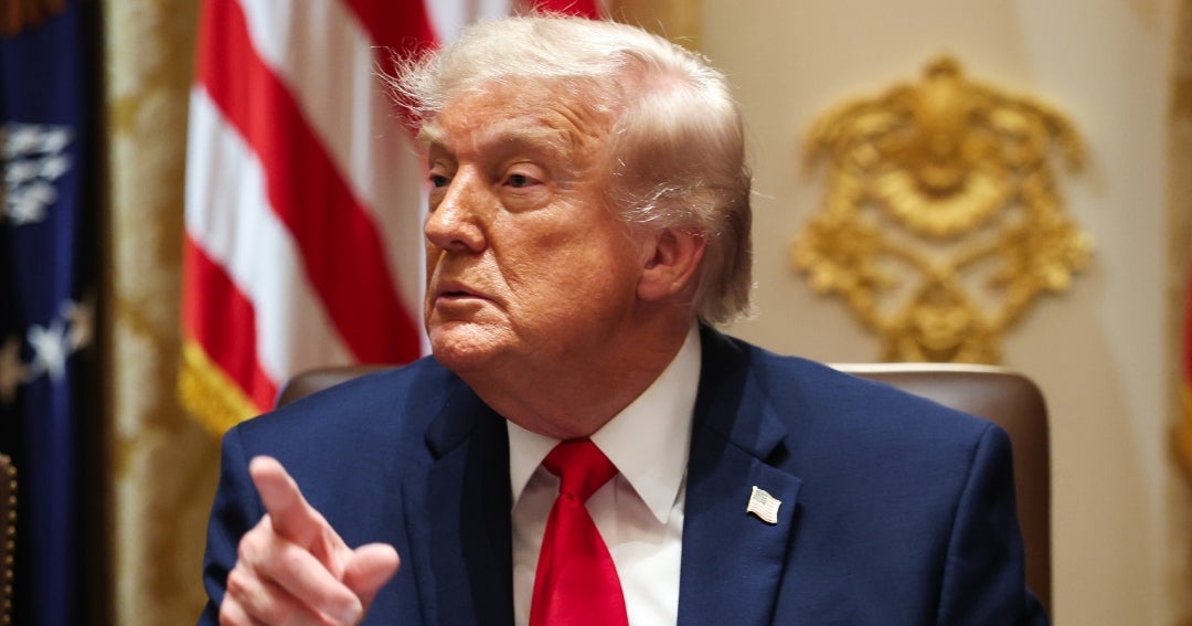 Trump firma un decreto para facilitar el despido de 8.000 empleados federales
