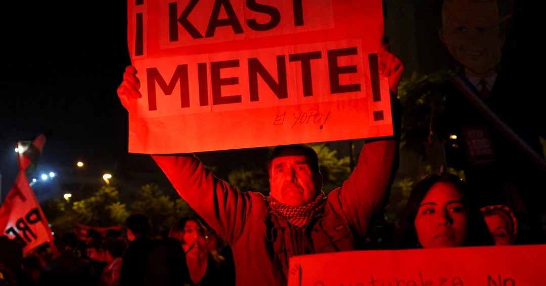 Miles de estudiantes protestan en Chile por alzas de precios y recortes en educación