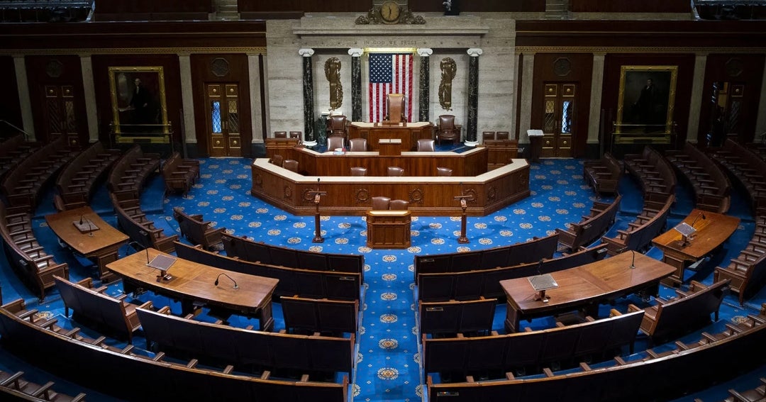 Republicanos en la Cámara de EE.UU. votan frenar la guerra con Irán contra Trump