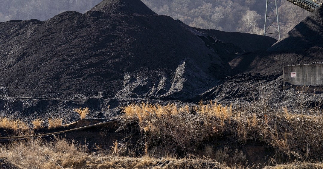 Trump planea invertir US$700 millones en la construcción de centrales de carbón