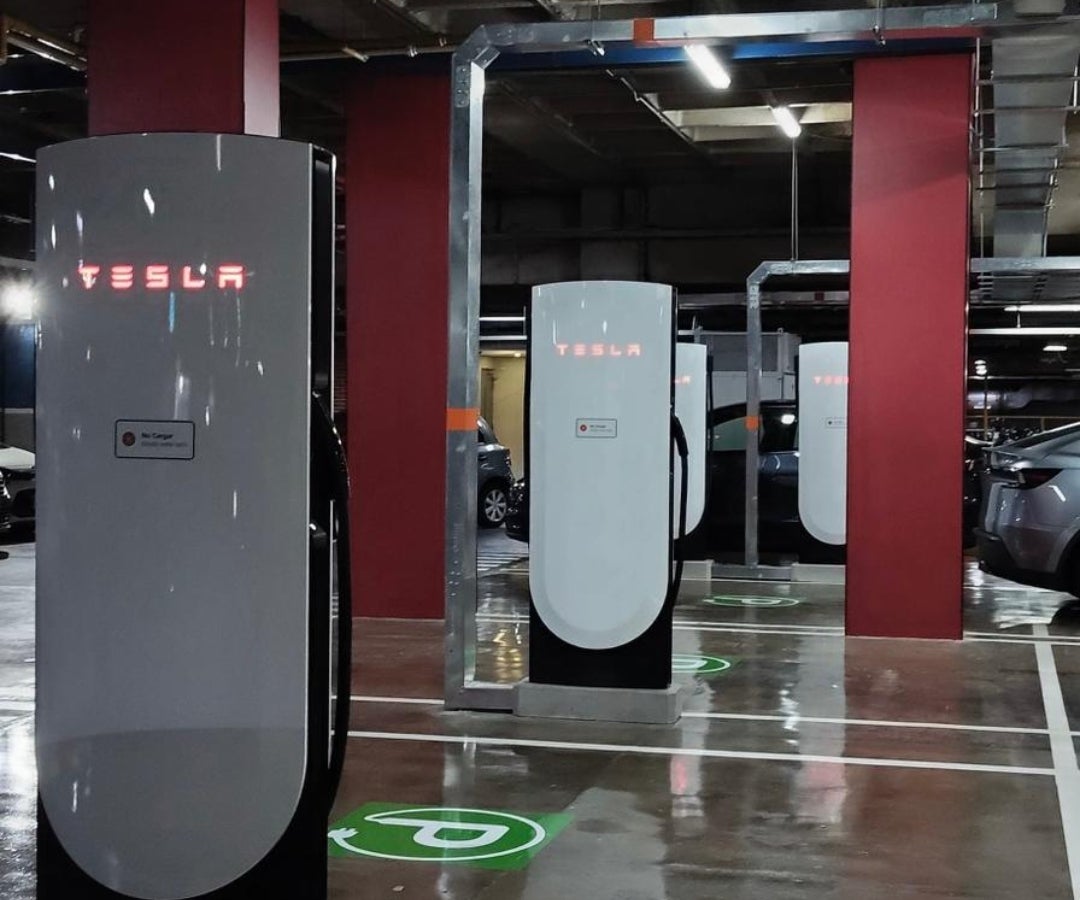 Punto de carga de Tesla en Unicentro de Medellín