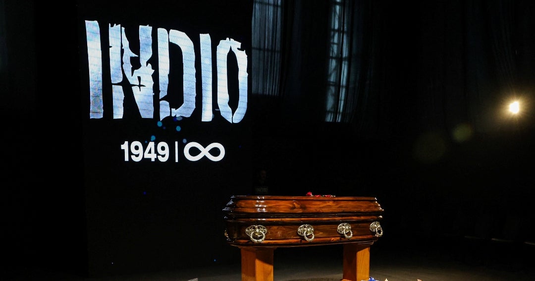 Miles de argentinos despiden en su funeral al músico Carlos 