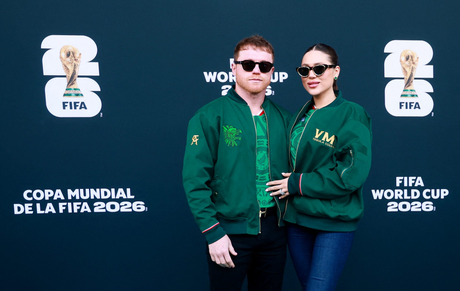 Canelo Álvarez y su esposa, Fernanda Gómez, posan para una fotografía a su llegada antes del partido