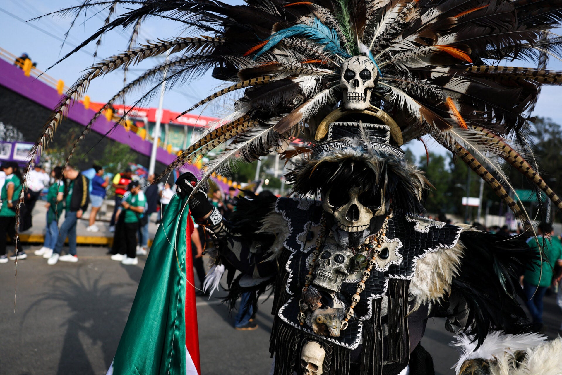 Un aficionado de México posa para una fotografía a las afueras del estadio antes del partido