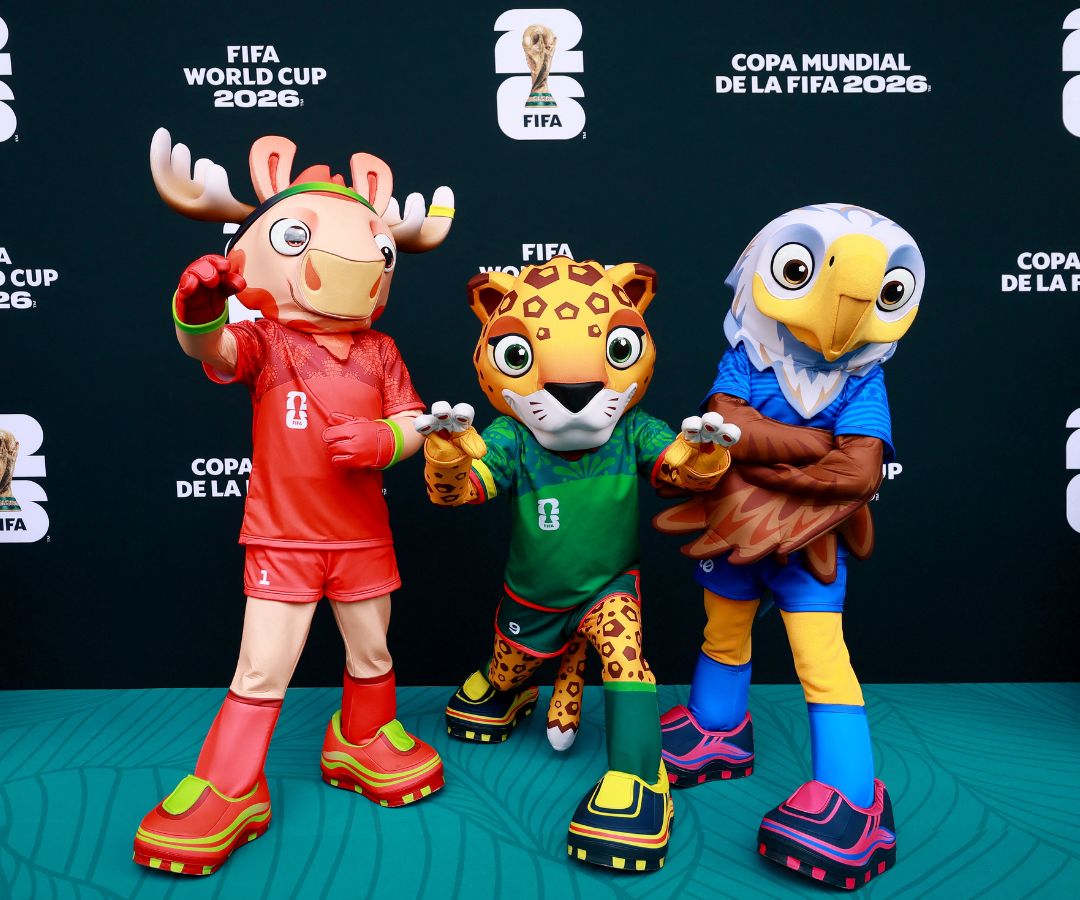 Las mascotas de la Copa Mundial de la FIFA 2026, Maple, Zayu y Clutch, posan para una fotografía antes del partido.