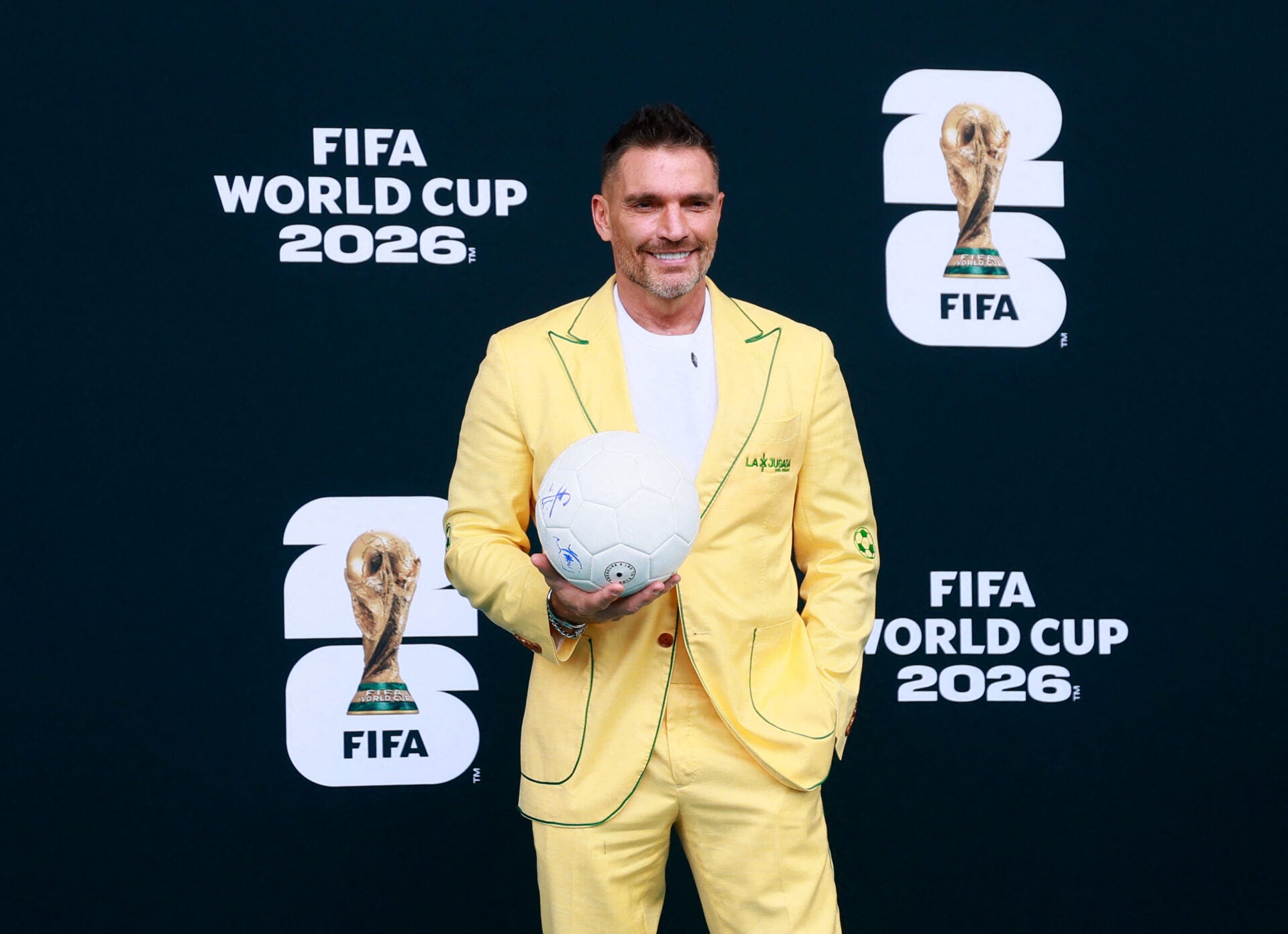 El actor Julián Gil llegando al partido inaugural.