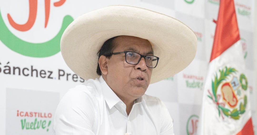 Izquierdista peruano busca anular votos en el extranjero en elecciones reñidas