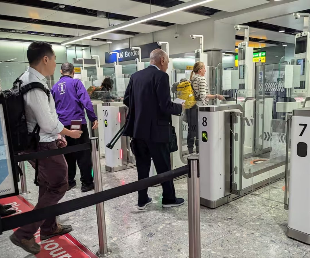 Argentina prohíbe la salida del país a los ciudadanos que viajen solo con este documento