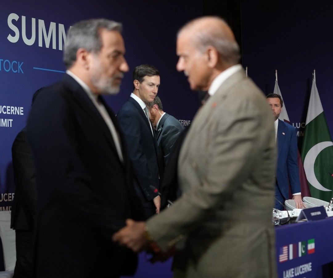 El vicepresidente JD Vance observa junto a Jared Kushner, mientras el ministro de Asuntos Exteriores de Irán, Abbas Araqchi, a la izquierda, estrecha la mano del primer ministro de Pakistán, Shehbaz Sharif,