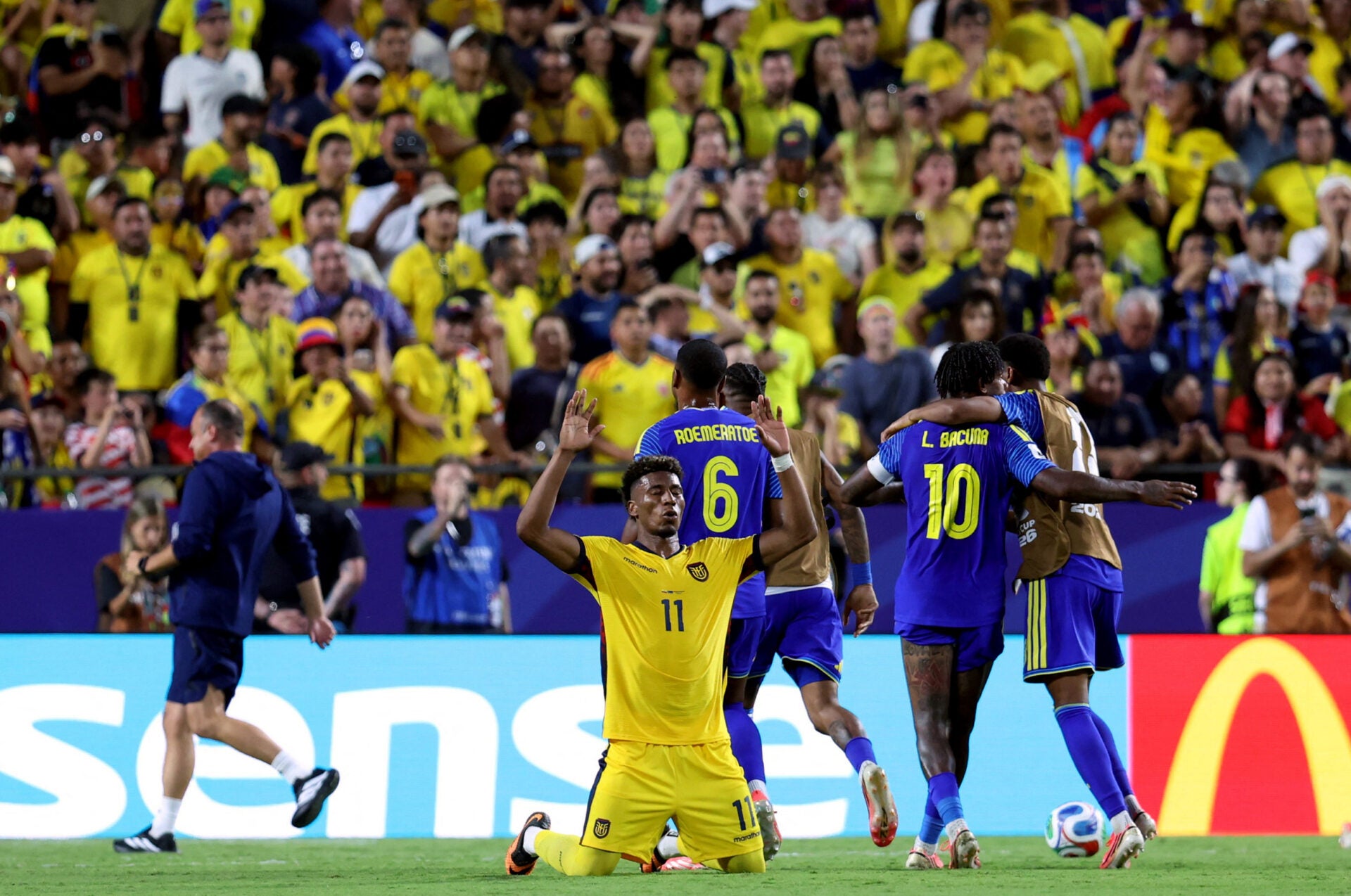 Hinchas ecuatorianos piden salida de DT Beccacece, ven poca esperanza ante Alemania