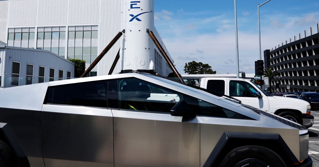 Los accionistas de Tesla apuestan por la fusión con SpaceX como el plan final de Musk