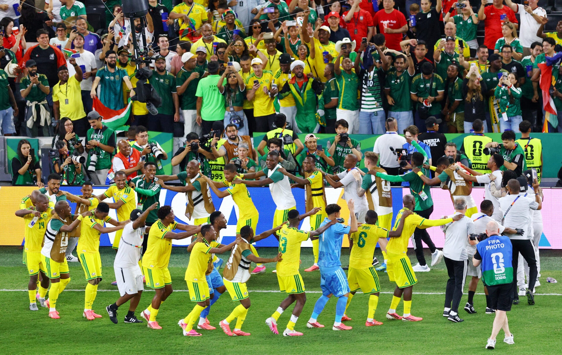 Una Sudáfrica impulsada por la rabia se clasifica por sorpresa para dieciseisavos del Mundial