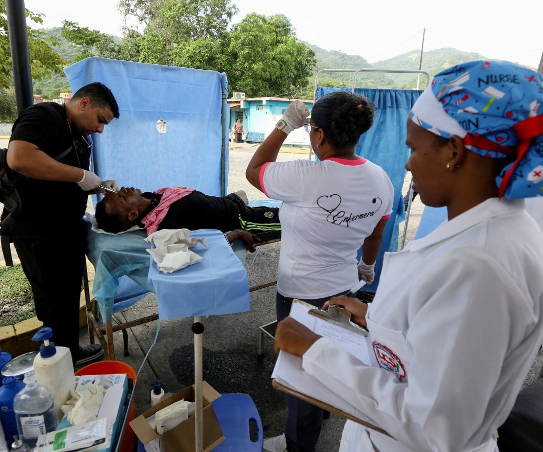 Un hombre herido recibe atención médica tras dos fuertes terremotos en Morón, Venezuela