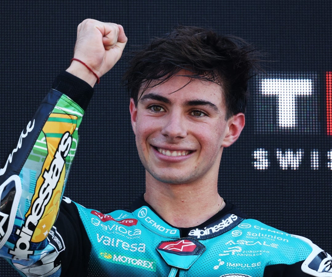 David Alonso, del equipo CFMOTO Aspar, celebra en el podio tras ganar la carrera de Moto2
