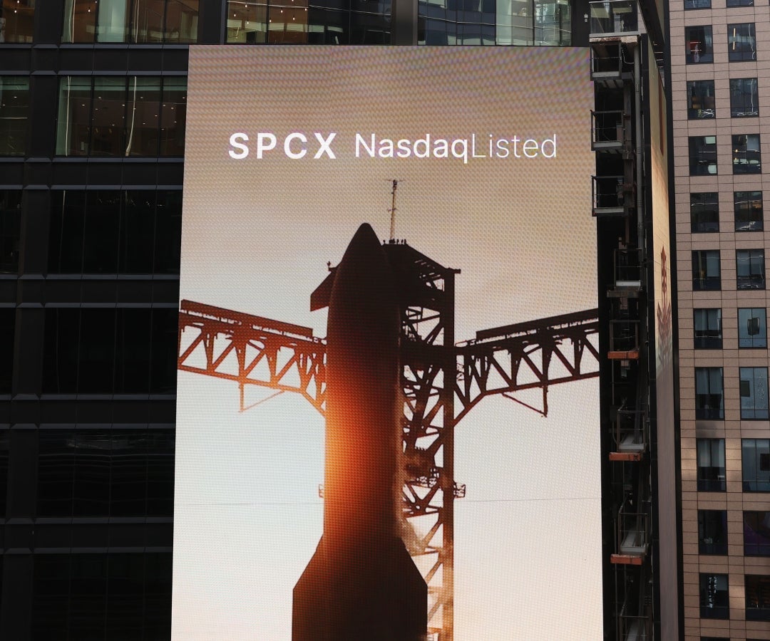 Cartel de SpaceX durante la ceremonia de cierre de la jornada bursátil en el Nasdaq MarketSite