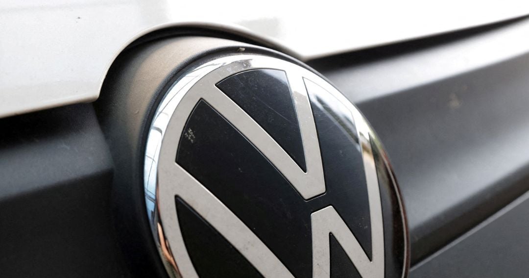 Trabajadores automotores alemanes protestan mientras la crisis de Volkswagen sacude al sector