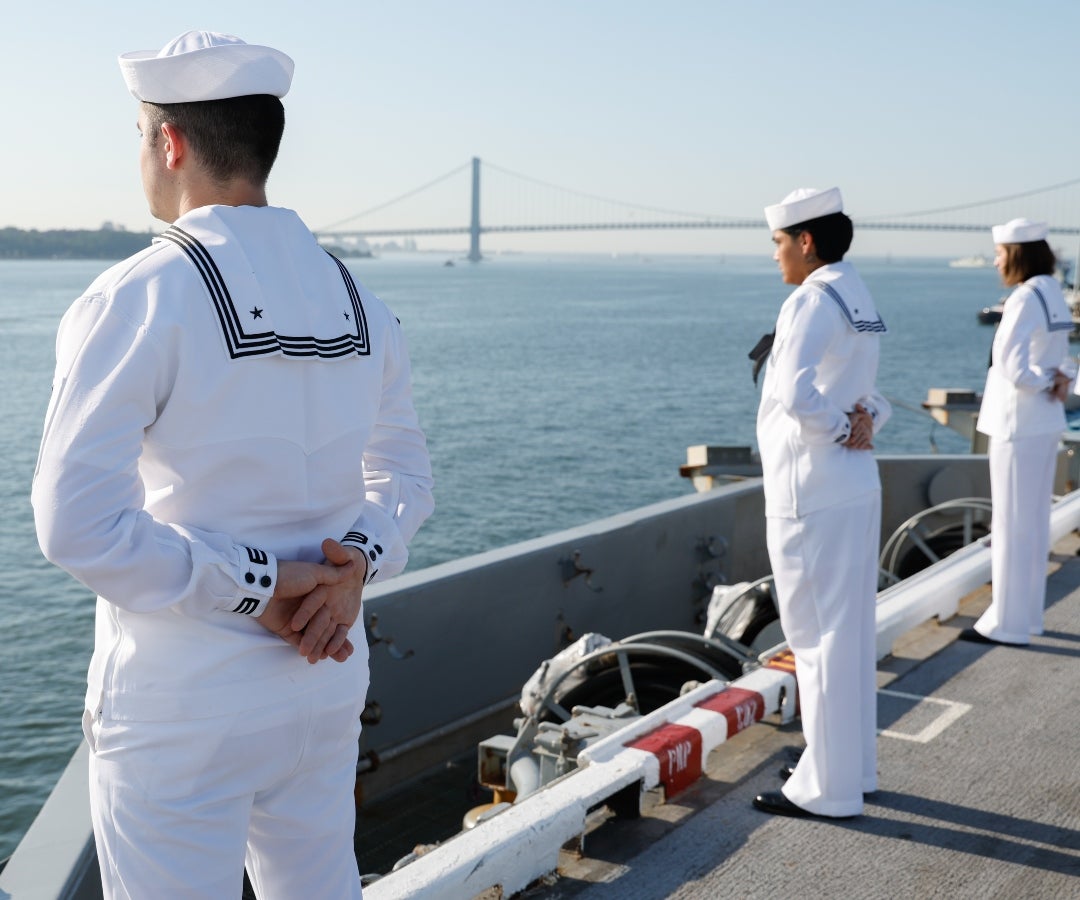 Miembros de la Armada de los Estados Unidos a bordo del USS Nimitz durante el desfile de veleros «Sail4th 250» a lo largo del río Hudson, en Nueva York, el 4 de julio de 2026. El puerto de Nueva York acoge a más de 40 veleros para conmemorar el 250.º aniversario de la nación. Fotógrafo: John Lamparski/Bloomberg