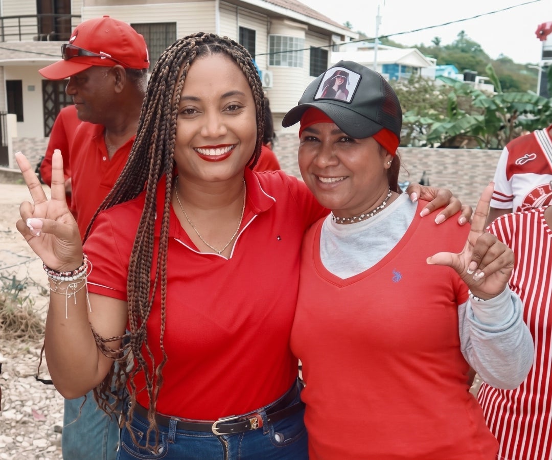 Girley Ordóñez, candidata a la gobernación de San Andrés, junto a una votante de la isla