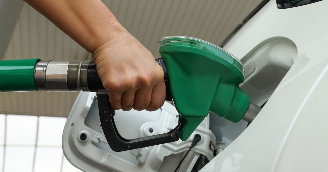 Gobierno revierte aumento de 46 pesos en el precio de la gasolina para octubre