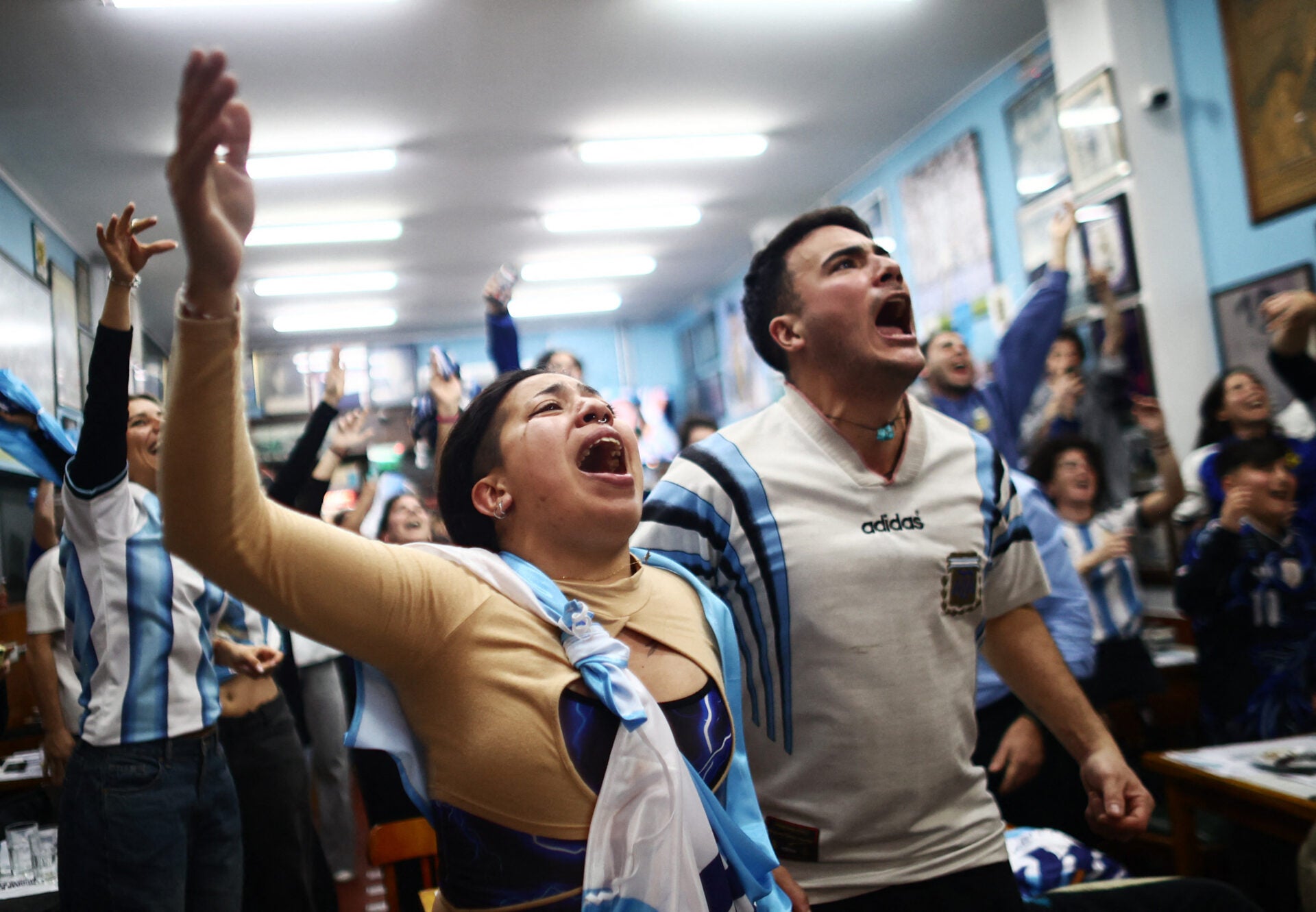 Las calles de Buenos Aires, vacías y paralizadas durante los 90 minutos de juego, se llenaron de simpatizantes con banderas, cánticos y bocinazos