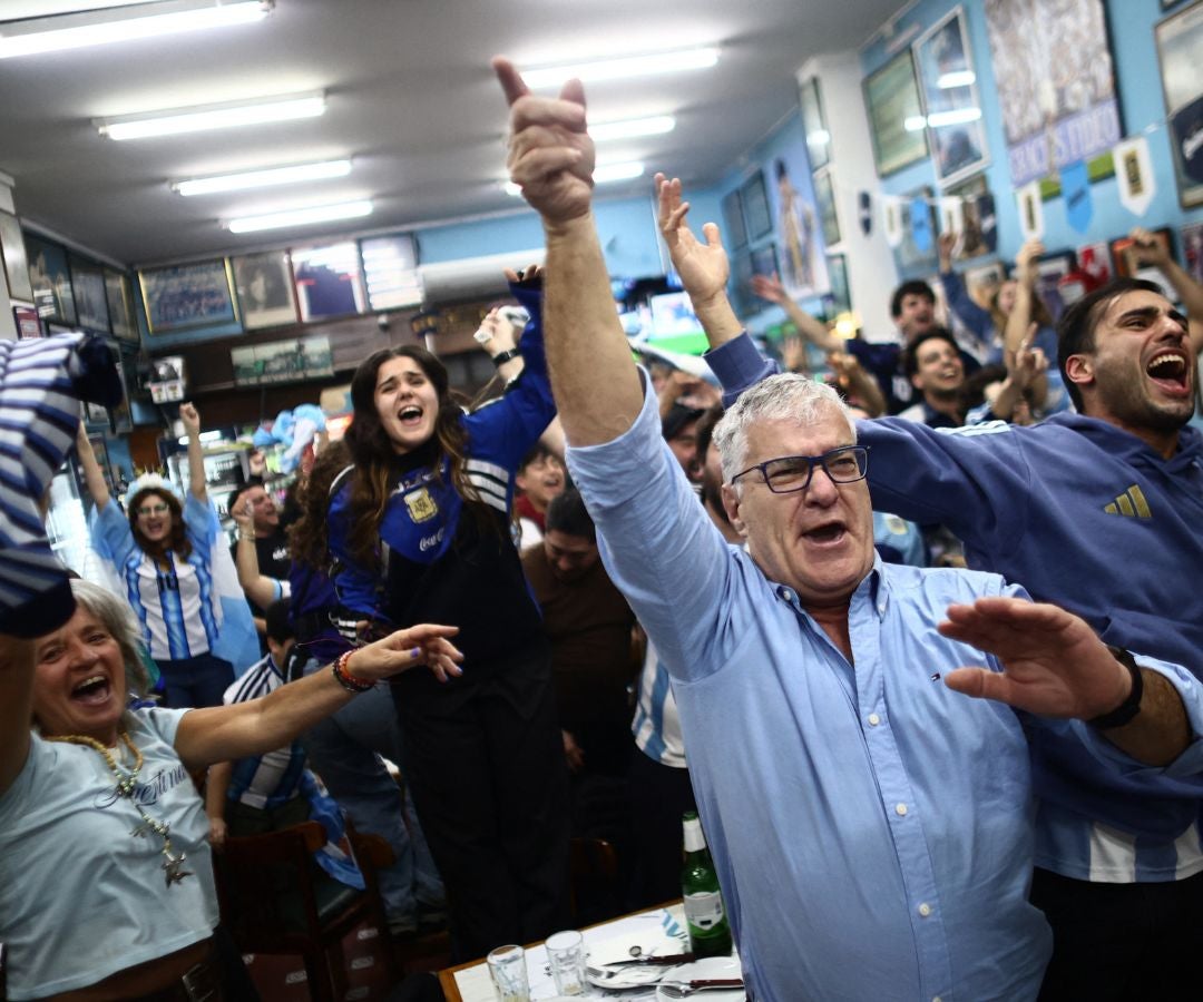 Miles de argentinos salieron a las calles tras el triunfo sobre Inglaterra en el Mundial
