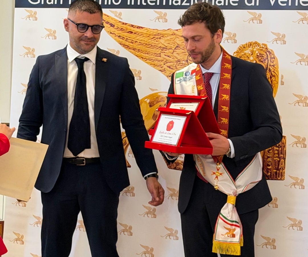 Carmine Tangredi recibiendo su reconocimiento