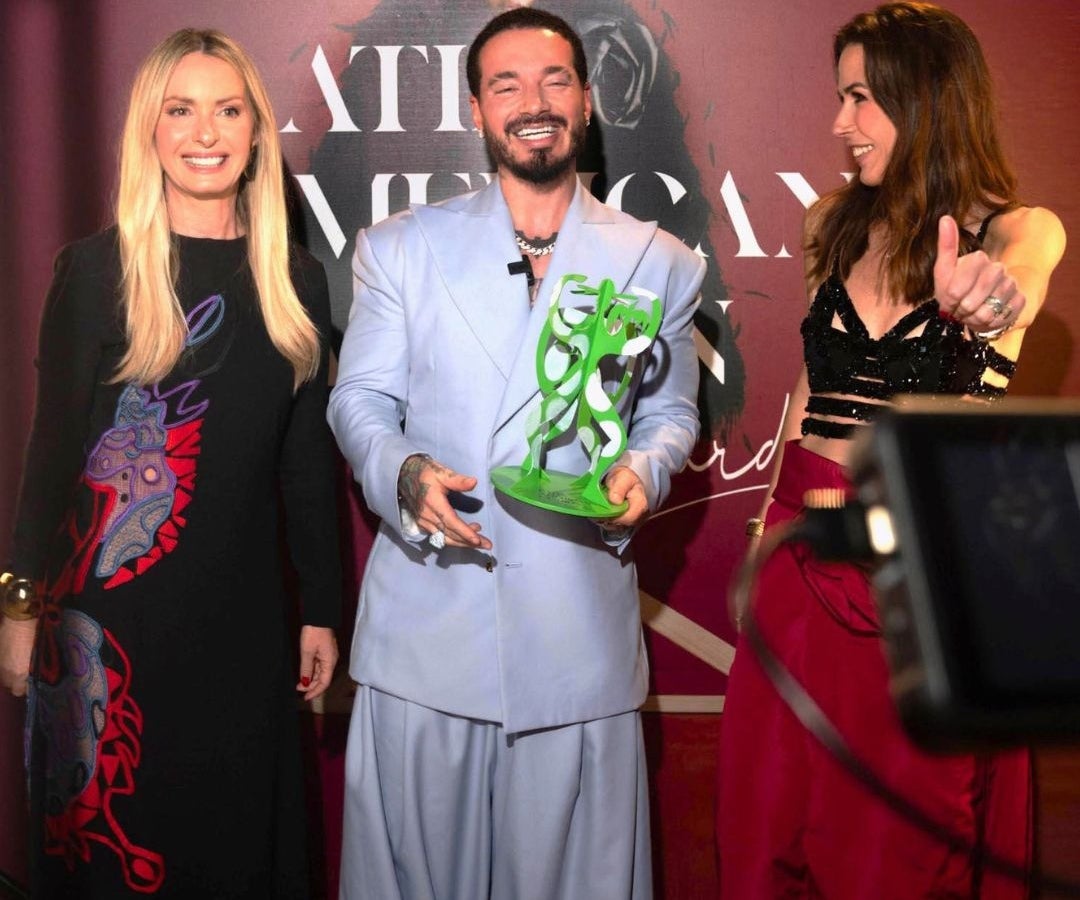 Constanza Cavalli Etro y Silvia Argüello junto a J Balvin