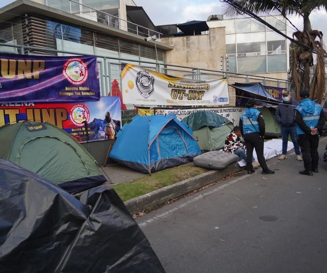 Protestas frente a la Unidad Nacional de Protección