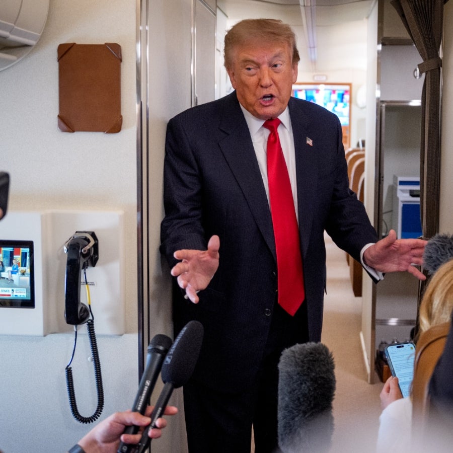 Donald Trump afirma que dialoga con Irán aunque mantiene la presión militar