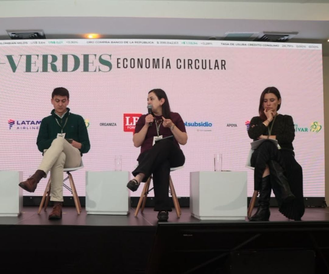 Iván Sánchez, managing partner de PV Partners; Angie Estupiñán, líder de sostenibilidad de Latam Airlines Colombia; y Mónica Villegas, directora de Visión Circular de la Andi