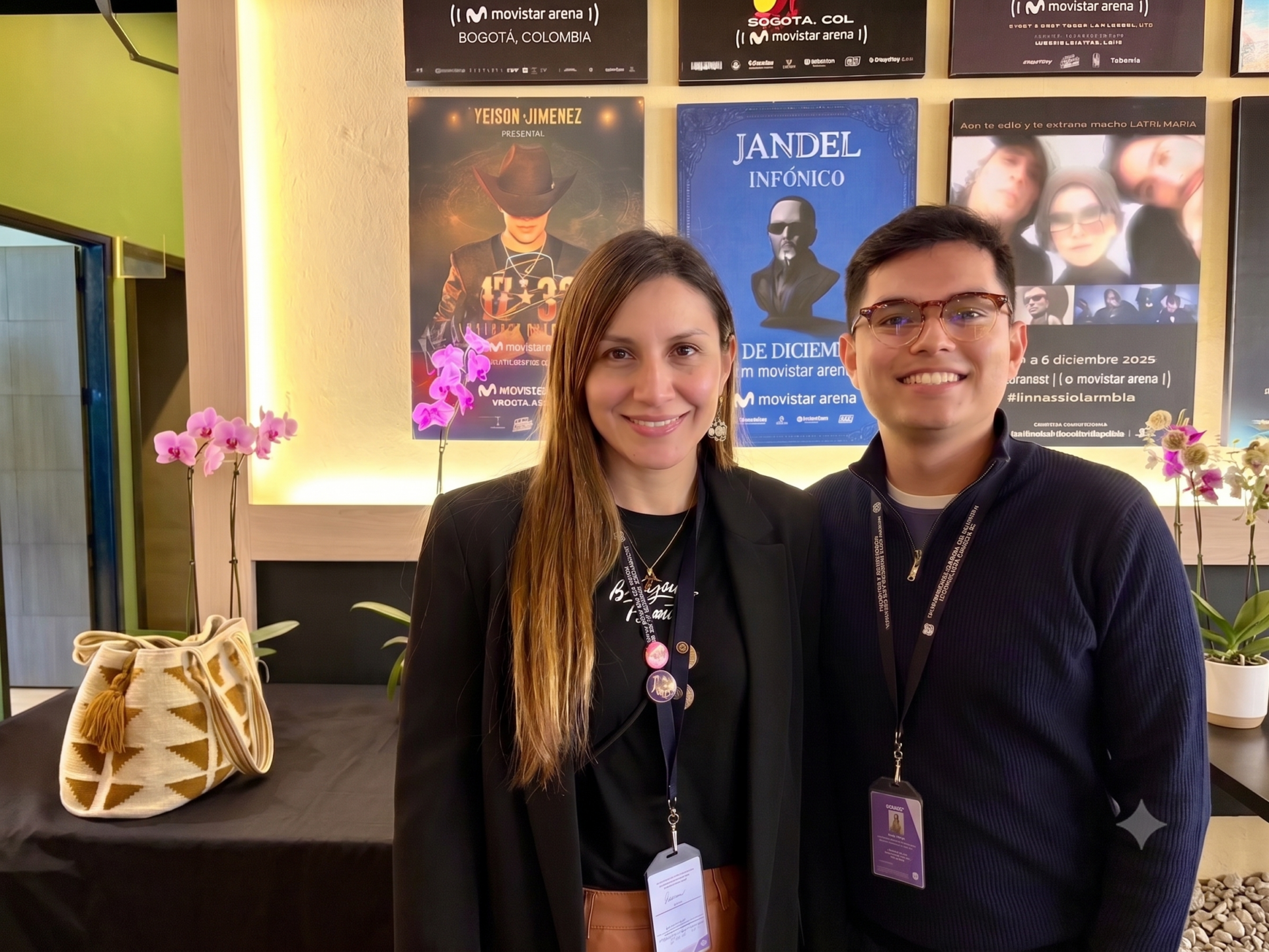 Natalia Rodríguez, miembro del equipo de comunicaciones, y Juan Diego Bernal, miembro de la Secretaría de Cultura.